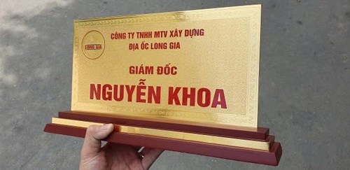 Biển tên để bàn Công cụ hiệu quả thể hiện chức danh và vị thế trong môi trường công sở