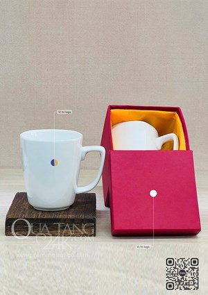 Cốc sứ Bát Tràng dáng vát