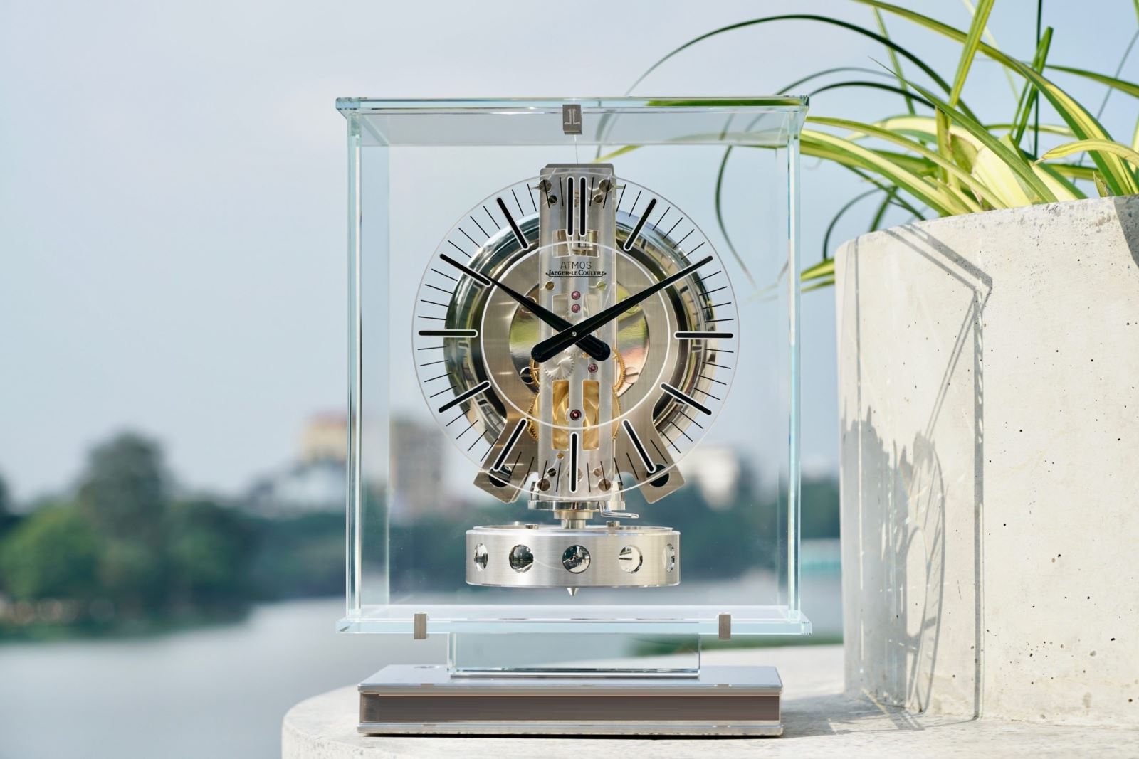 Jaeger-LeCoultre Atmos mang trong mình hơi thở của sự trường tồn